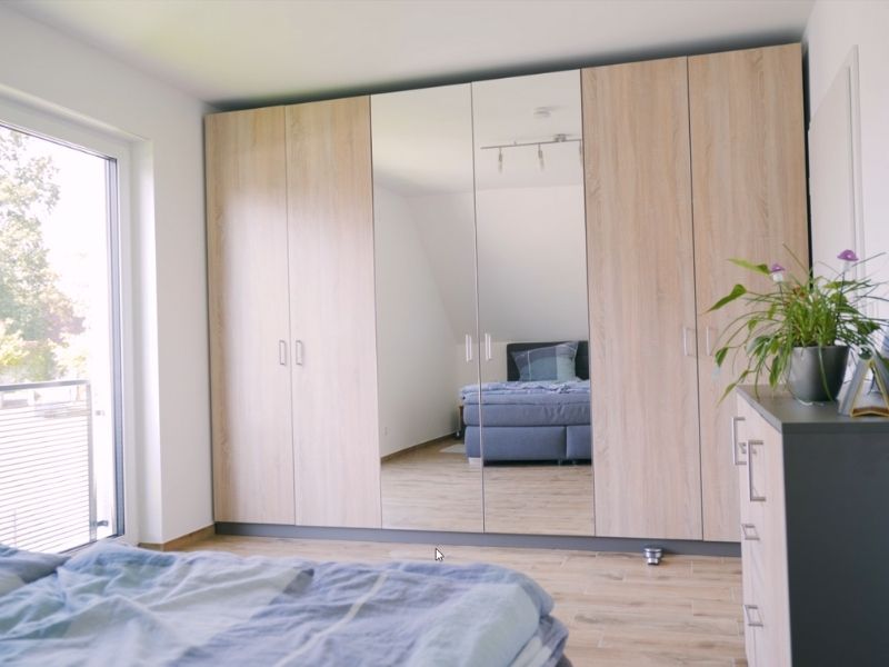 Kleiderschrank mit Spiegel mit Holzdekor im Schlafzimmer