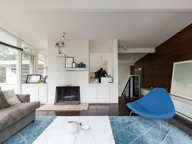 offenes Wohnzimmer mit blauen Sesseln
