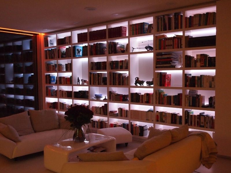 Bücherregal mit LED Beleuchtung
