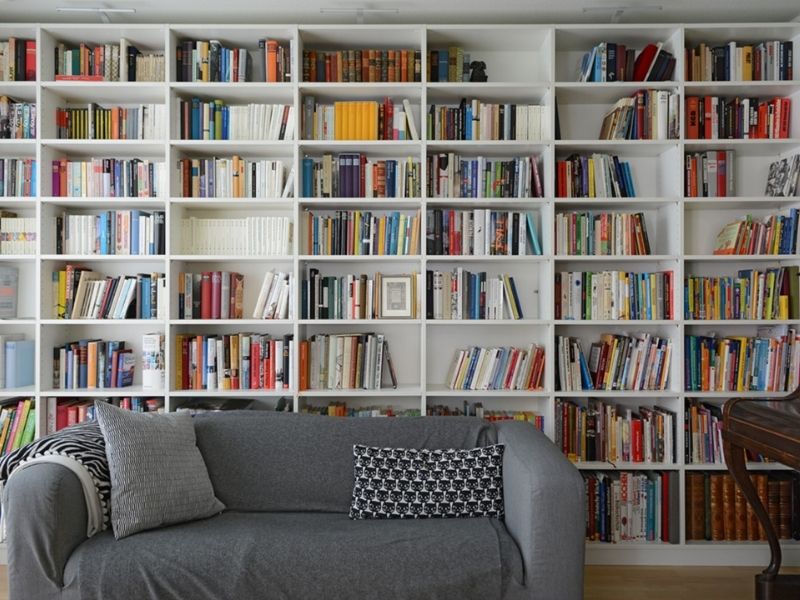 Bücherregal im Wohnzimmer