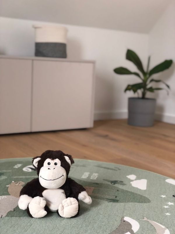 Plüschtier Affe im Kinderzimmer