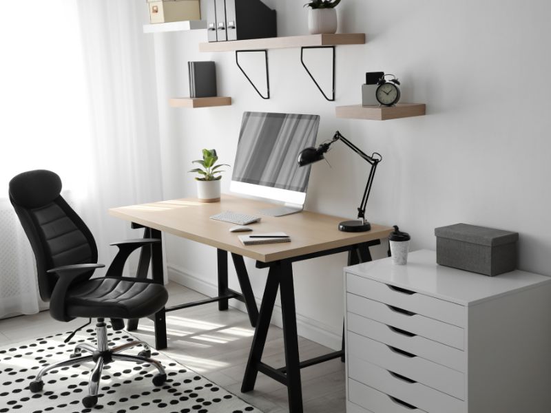 Home Office Schreibtisch, Stuhl und Regale