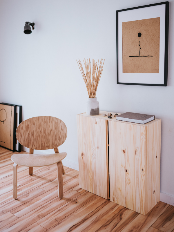 Holzmöbel auf Holzboden, naturfarben beige Stuhl Kommode