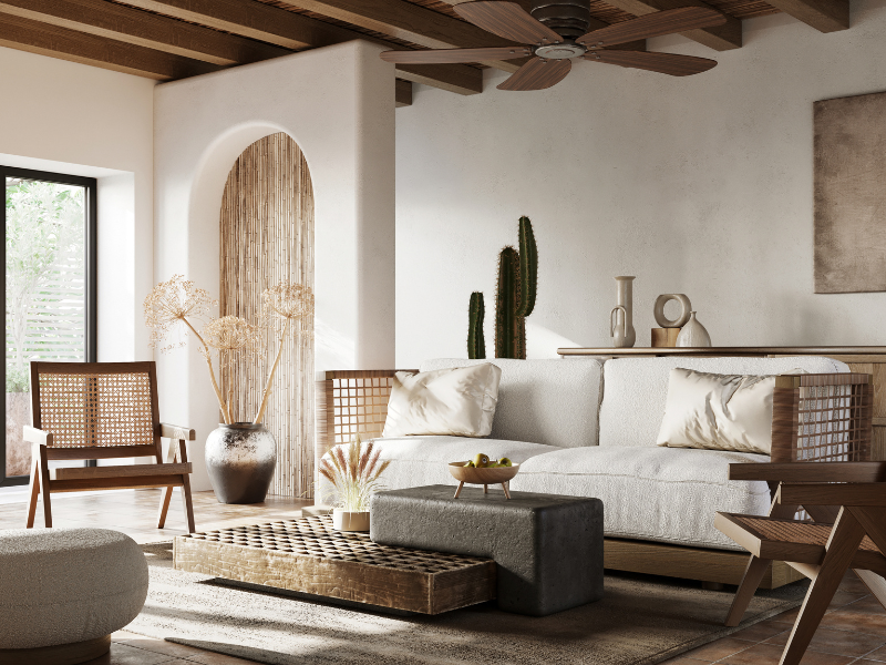 Wohnzimmer Kaktus weißes Sofa Kissen Vasen, bodentiefes Fenster, Deckenventilator